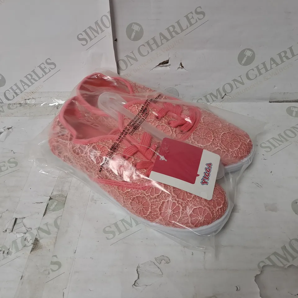 APPROXIMATELY 15 PAIRS OF BAGGED YIGGA PINK FLORAL TRAINERS - VARIOUS SIZES 