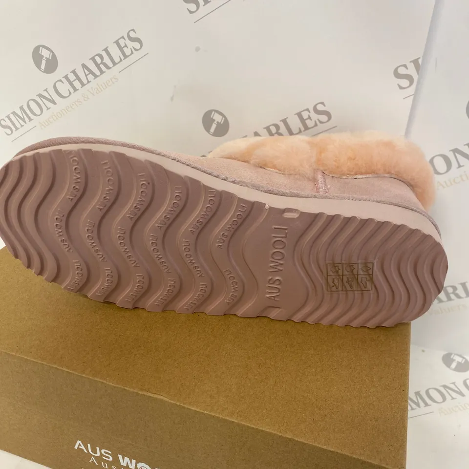 BOXED PAIR OF AUS WOOLI SIZE 6