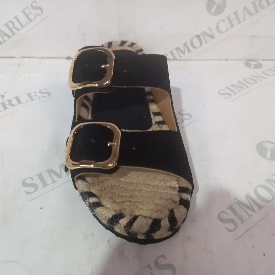 BOXED PAIR OF SCHOLL OPEN TOE SANDALS IN BLACK SIZE 6