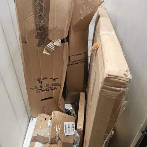 CAGE OF APPROXIMATELY 10 ASSORTED BROKEN ITEMS TO INCLUDE - MIRROR, MICROWAVE, PLANTS - COLLECTION ONLY
