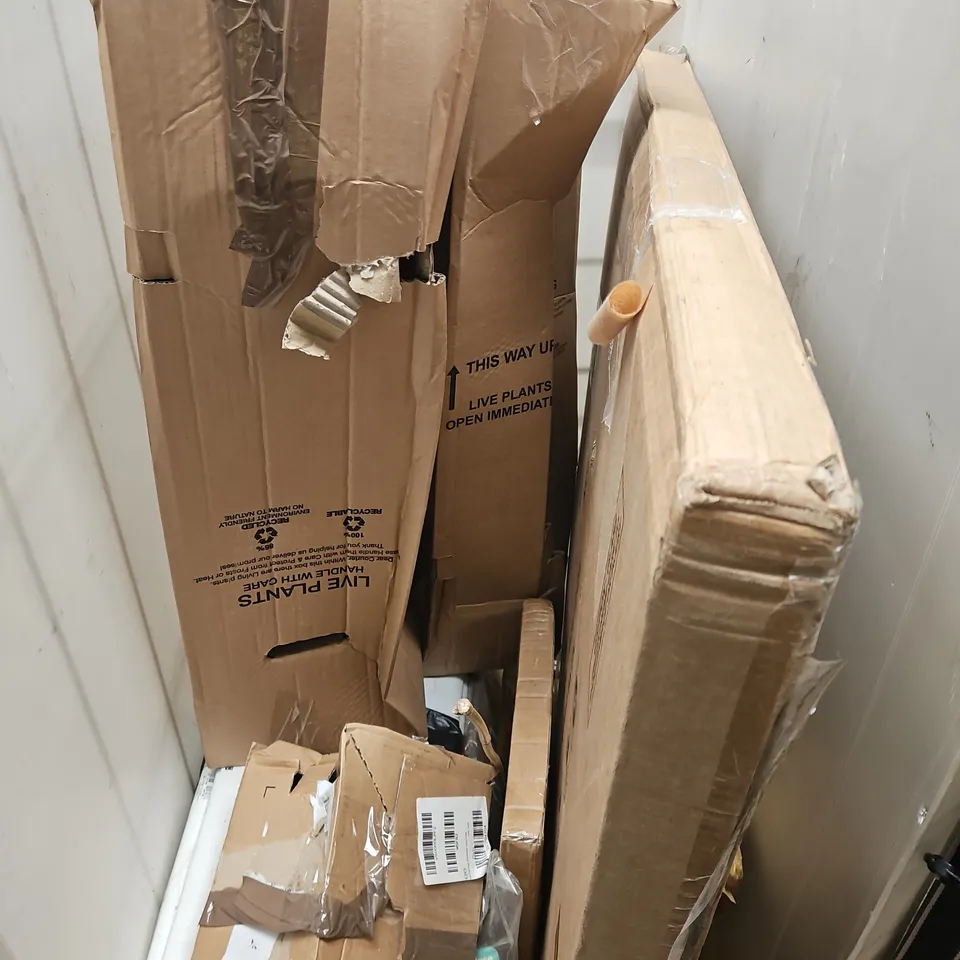CAGE OF APPROXIMATELY 10 ASSORTED BROKEN ITEMS TO INCLUDE - MIRROR, MICROWAVE, PLANTS - COLLECTION ONLY