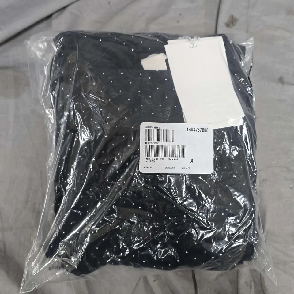 BAGGED YAS VELVET MIDI DRESS IN BLACK - MEDIUM