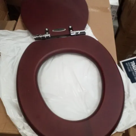 BOXED ROPER RHODES TRADITIONAL SOFT CLOSE TOILET SEAT - MAHOGANY