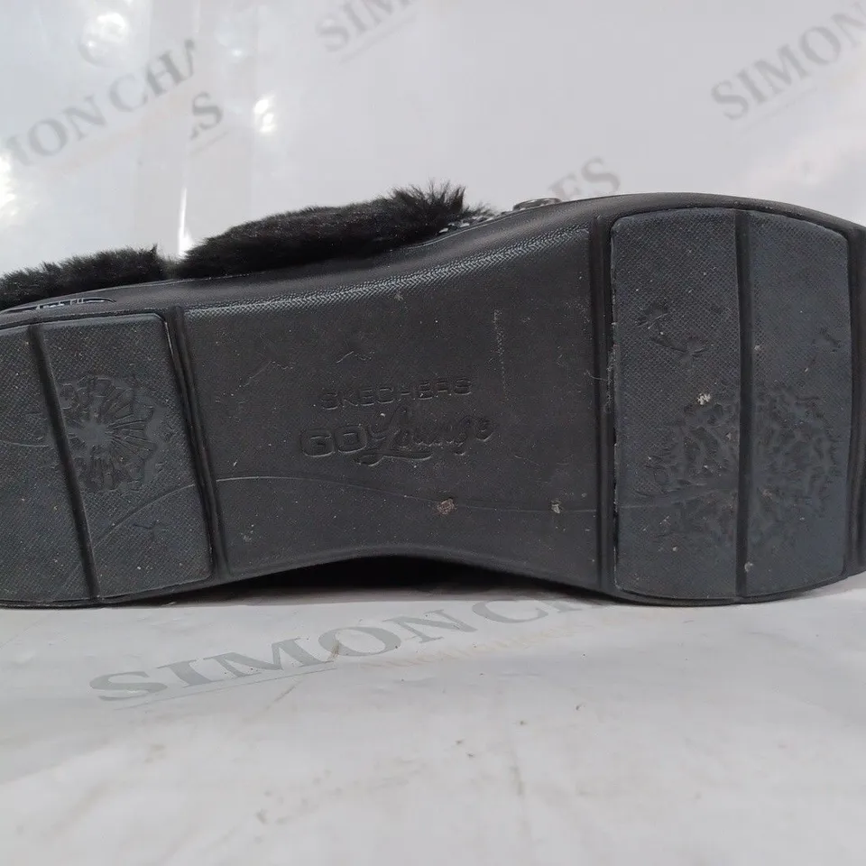 BOXED PAIR OF SKECHERS ARCH SLIPPERS IN BLACK SIZE 6