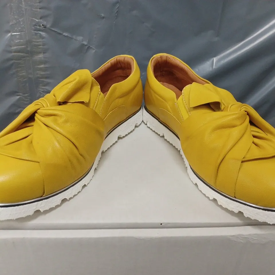 BOXED MODA IN PELLE ANETTE LEATHER BOW TWIST UPPER WITH FLEX SOLE TRAINERS IN YELLOW - SIZE 6