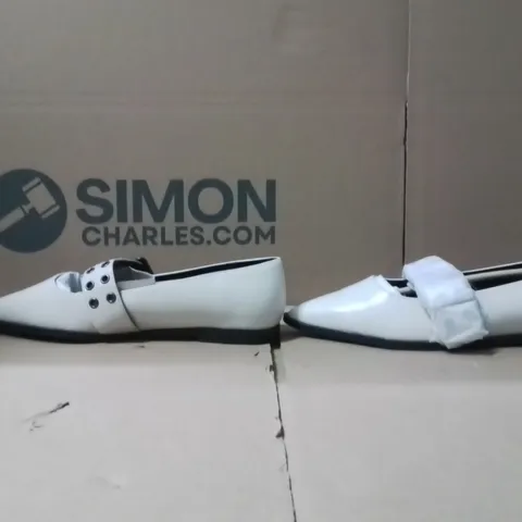 BOXED BRAND NEW APPROXIMATELY 5 SIMPLY BE OSLO EXTRA WIDE SHOES SIZE 6 ECRU