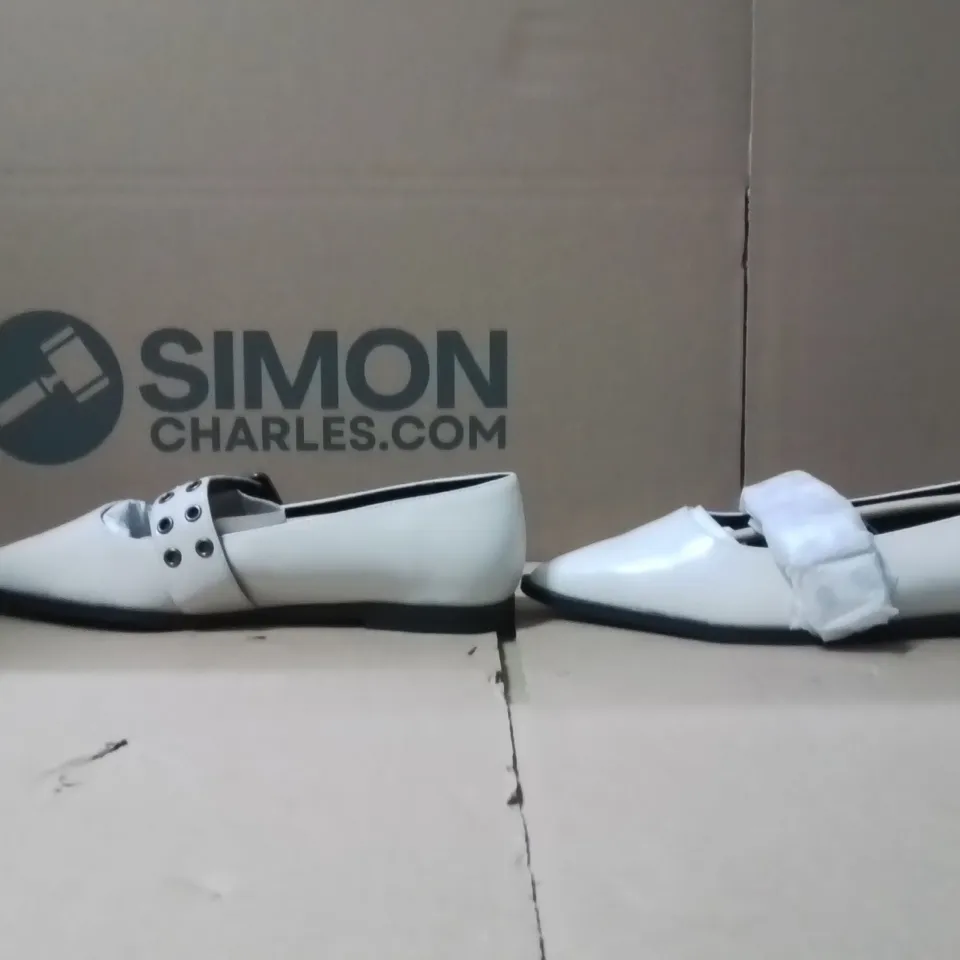 BOXED BRAND NEW APPROXIMATELY 5 SIMPLY BE OSLO EXTRA WIDE SHOES SIZE 6 ECRU