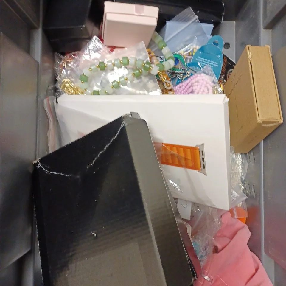 APPROXIMATELY 30 ASSORTED JEWELLERY PRODUCTS IN VARIOUS DESIGNS TO INCLUDE EARRINGS, BRACELETS, WATCHES ETC 