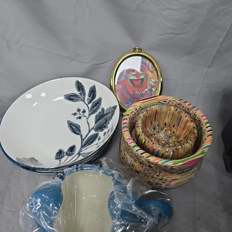 APPROXIMATELY 10 ASSORTED HOUSEHOLD PRODUCTS TO INCLUDE PICTURE FRAME, BOWL SET, HOME DECOR ETC