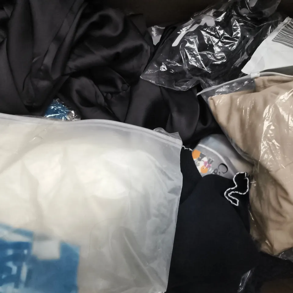 APPROXIMATELY 20 ASSORTED CLOTHING AND FASHION PRODUCTS IN VARIOUS STYLES AND SIZES - COLLECTION ONLY