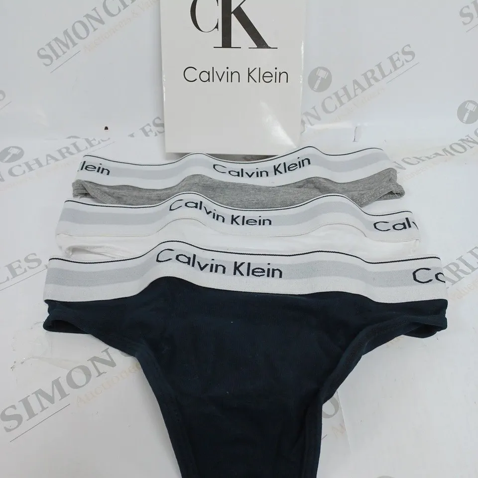 CALVIN KLEIN SET OF 3 BRIEFS IN GREY, WHITE & BLACK - SIZE M 