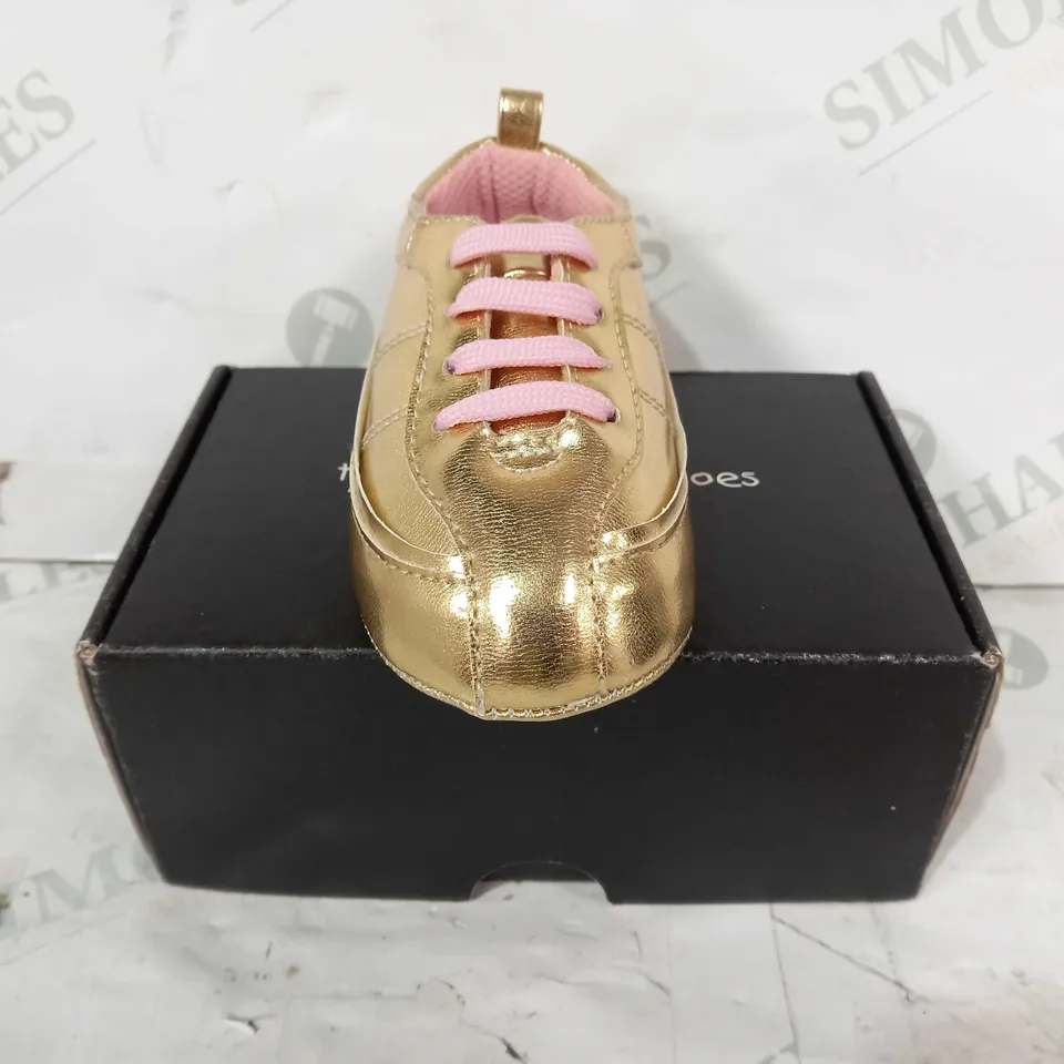 BOXED PAIR OF TRUMPETTE BABY SHOES IN METALLIC GOLD/PINK SIZE 5
