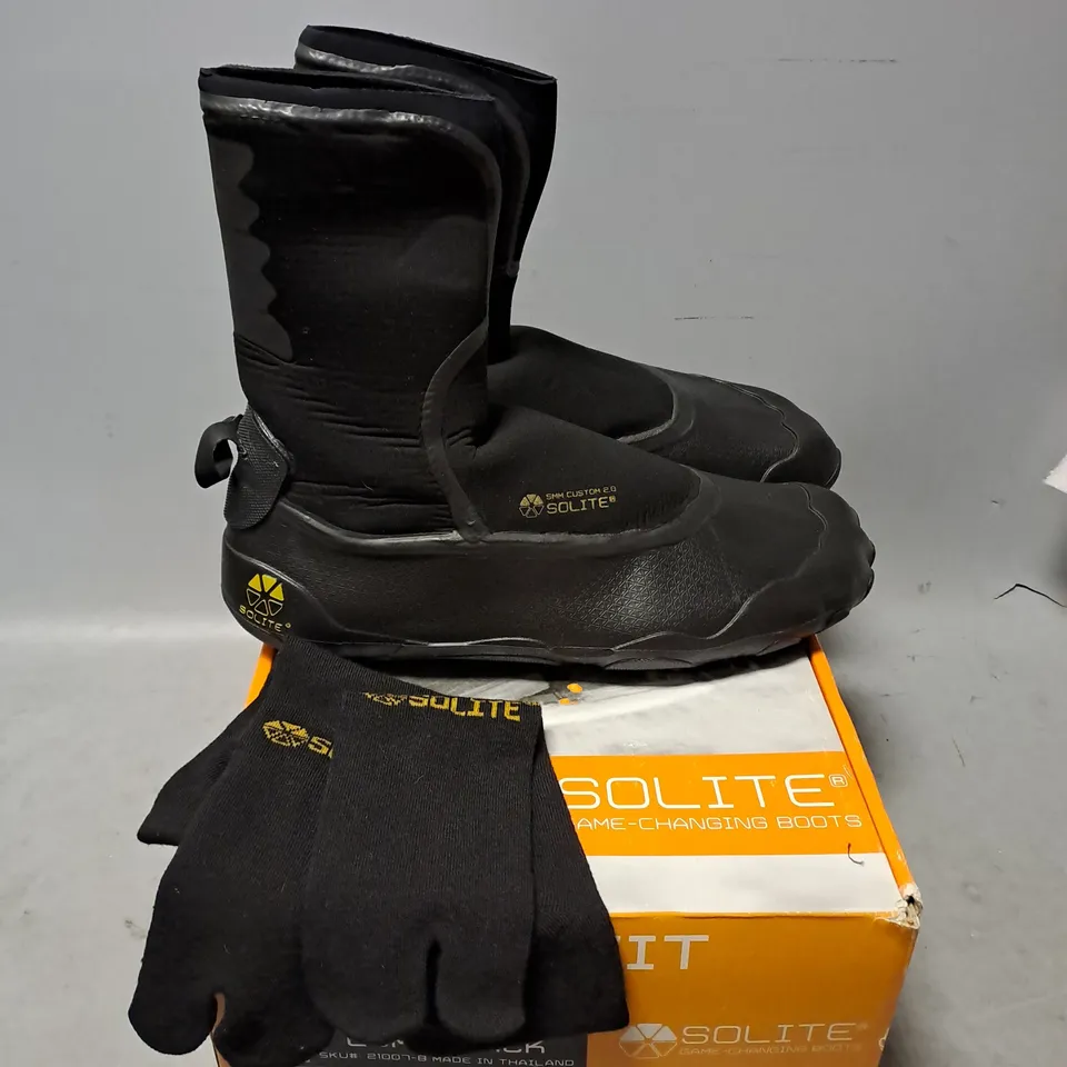 BOXED PAIR OF SOLITE 5MM CUSTOM FIT BAREFOOT FEEL BOOTS IN BLACK SIZE 12