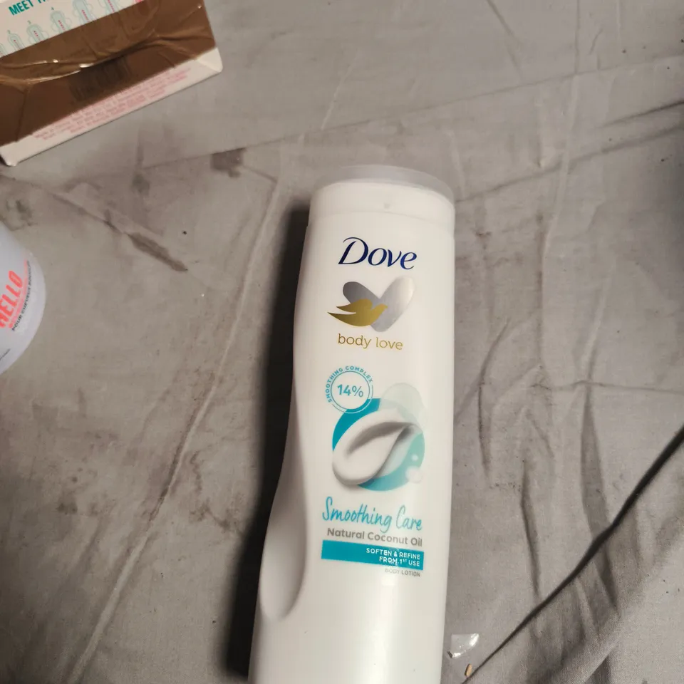 APPROXIMATELY 15 ASSORTED BEAUTY ITEMS INCLUDING WAVE HELLO HAIR TREATMENT , DOVE BODY LOTION AND SQUATCH DEODORANT 