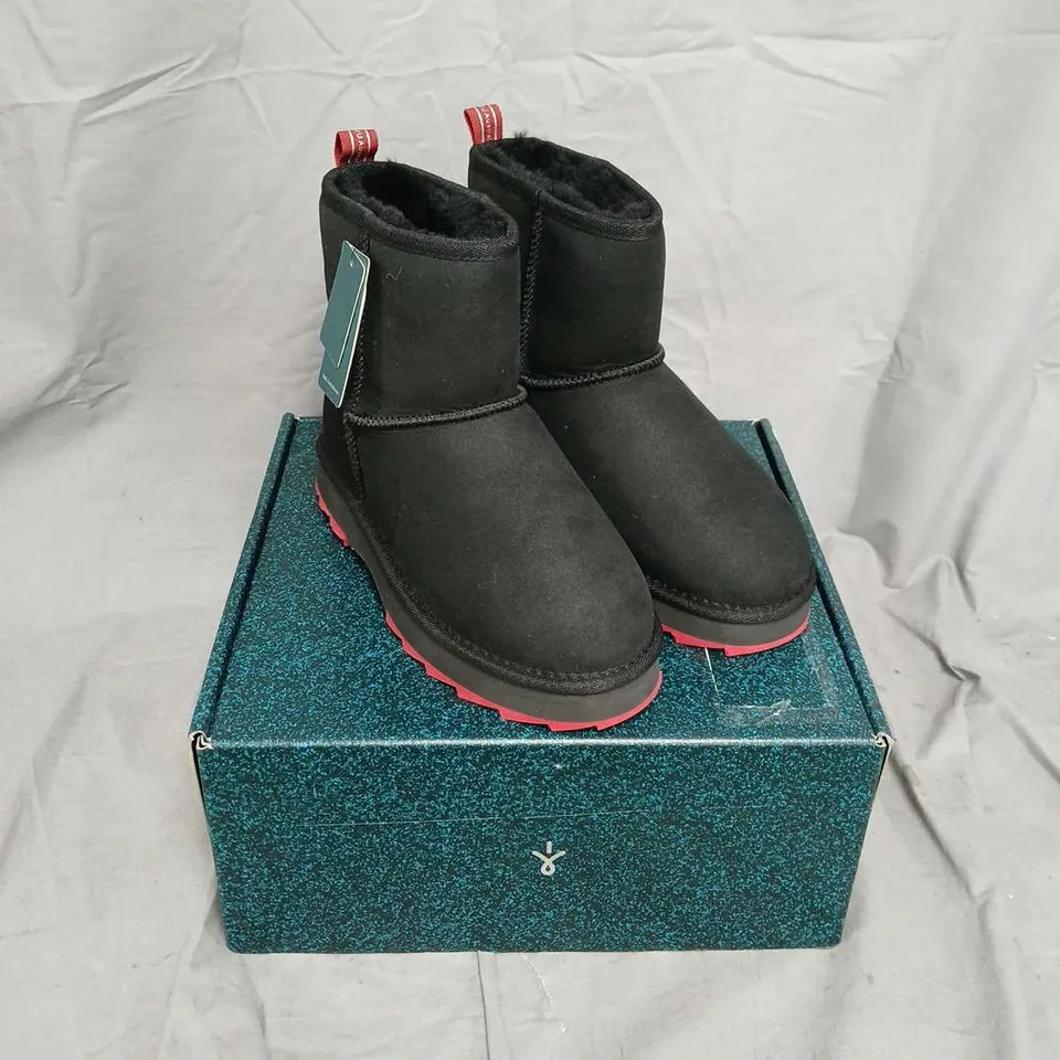 BOXED PAIR OF EMU AUSTRALIA EMU SHARKY MINI WATER RESISTANT BOOTS IN BLACK/CHERRY SIZE 5