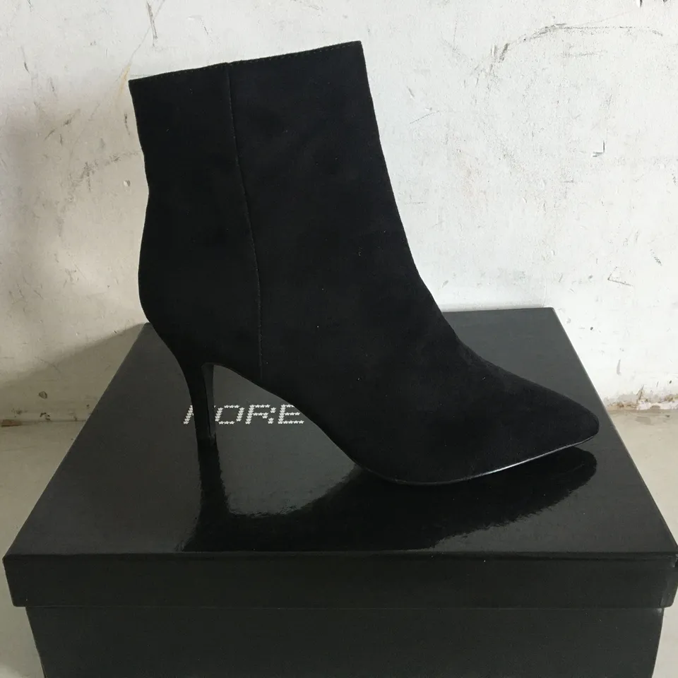 BOXED PAIR OF SIZE 6 FOREVER NEW BRENDA POINTED MID HEEL BOOTS 