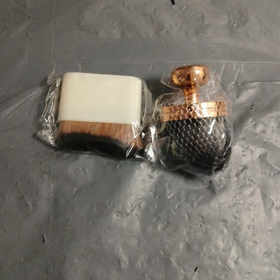 APPROXIMATELY 20 SELF-TANNING/MAKEUP BODY BRUSHES
