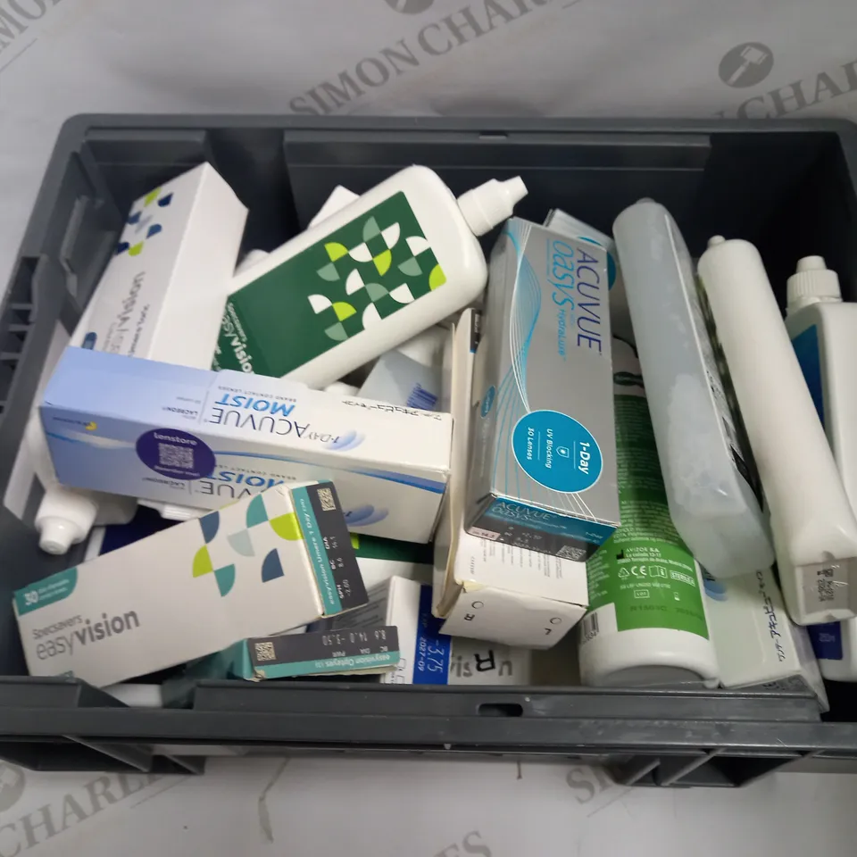 LOT OF APPROXIMATELY 30 ASSORTED EYECARE & HEALTHCARE PRODUCTS TO INCLUDE RENU SENSITIVE EYES FORMULA, EASYVISION MULTIPURPOSE SOLUTION, SPECSAVERS EASYVISION DISPOSABLE CONTACT LENSES, ETC