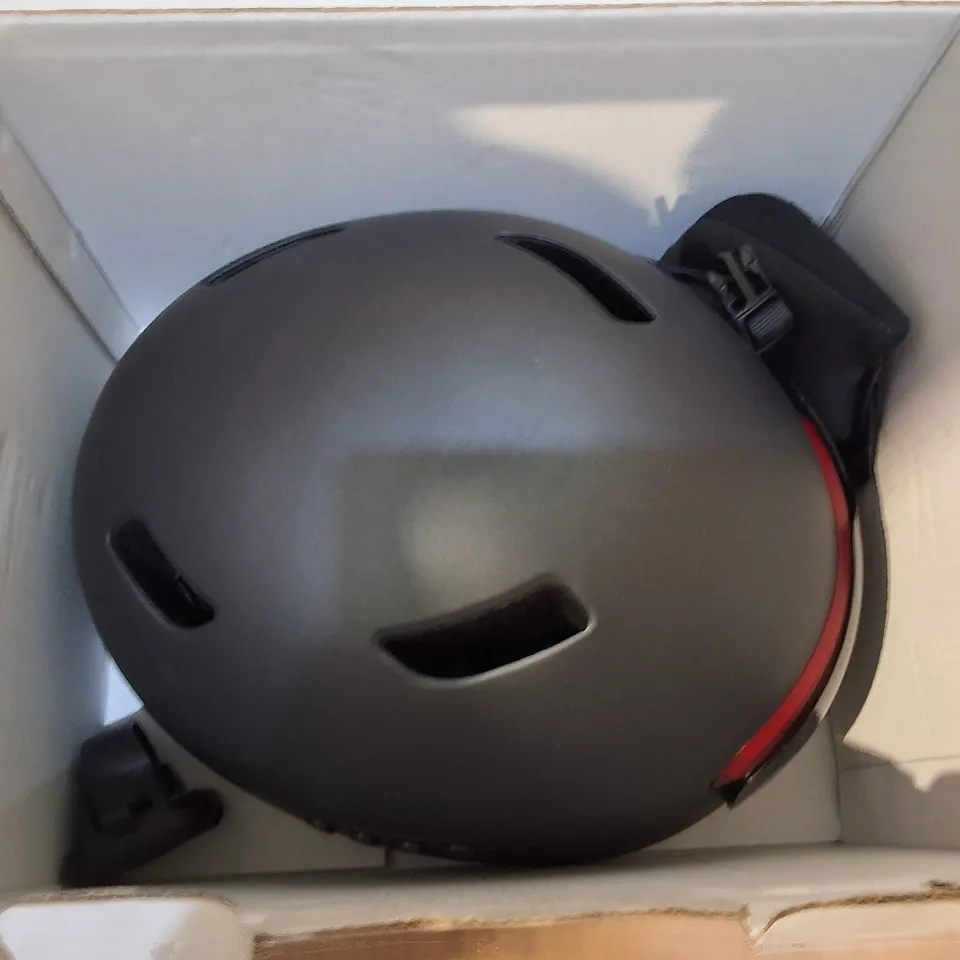 BOXED SMART HELMET FOR URBAN TRAFFIC