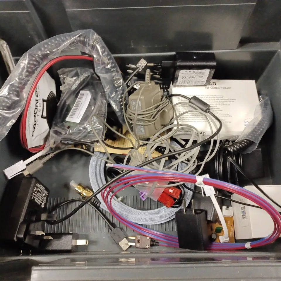 BOX TO CONTAIN APPROX. 15 X ASSORTED TECH PRODUCTS. INCLUDES COMPUTER MOUSE, CABLES, PLUGS ETC 
