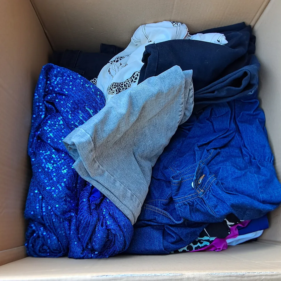 LOT OF APPROXIMATELY 50 ASSORTED CLOTHING ITEMS IN VARIOUS SIZES TO INCLUDE NYDJ, CHELSEA PEERS AND ICHI
