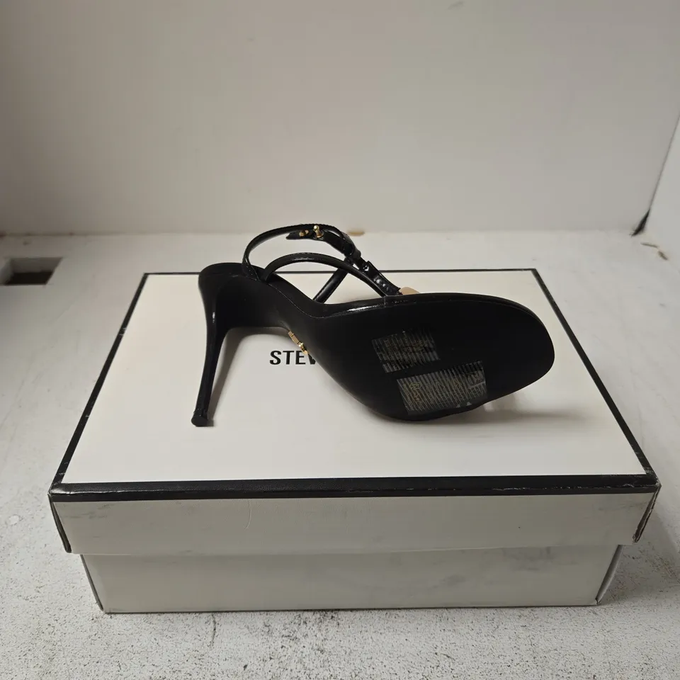 STEVE MADDEN BLACK SANDAL WITH GOLD HOOP DETAIL – UK 6.5 