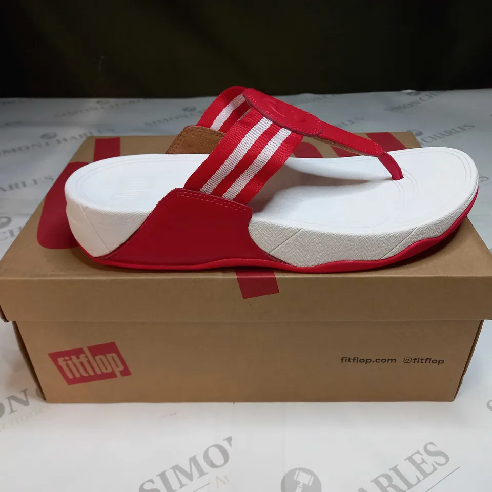 BOXED PAIR OF FITFLOPS WALKSTAR TOE POST SANDALS IN RED - UK 6