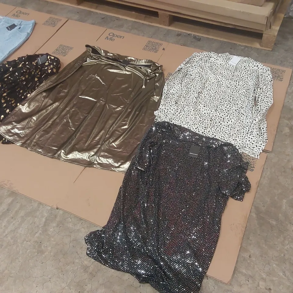 PALLET CONTAINING APPROXIMATELY 700X BRAND NEW ASSORTED DESIGNER CLOTHING ITEMS INCLUDING: JD WILLIAMS JEANS, SKIRTS, TOPS ECT
