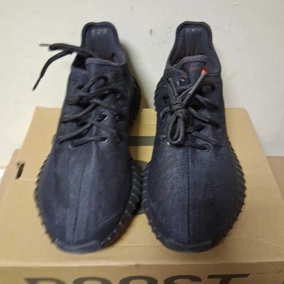 BOXED YEEZY 350 V2 SIZE 7.5