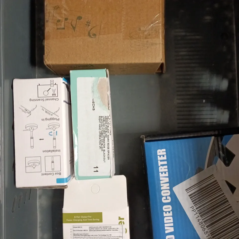 APPROXIMATELY 8 ASSORTED ELECTRICAL PRODUCTS TO INCLUDE TOOTHBRUSH, WALL LAMP, STARBURST CHAIN ETC 