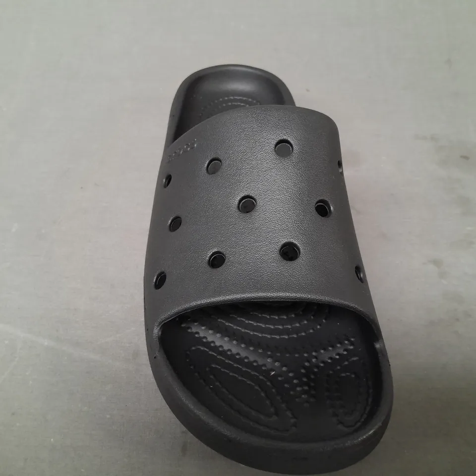 PAIR OF CROCS CLASSIC SLIDE V2 FOOTBED SLIDERS IN BLACK UK SIZE M6/W7