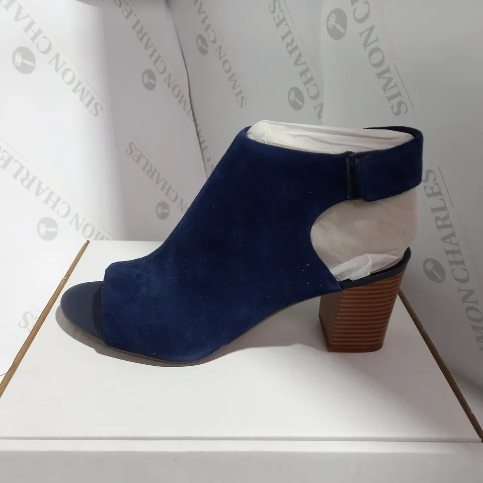 BOXED PAIR OF CLARKS NAVY SEUDE SANDAL - SIZE 8