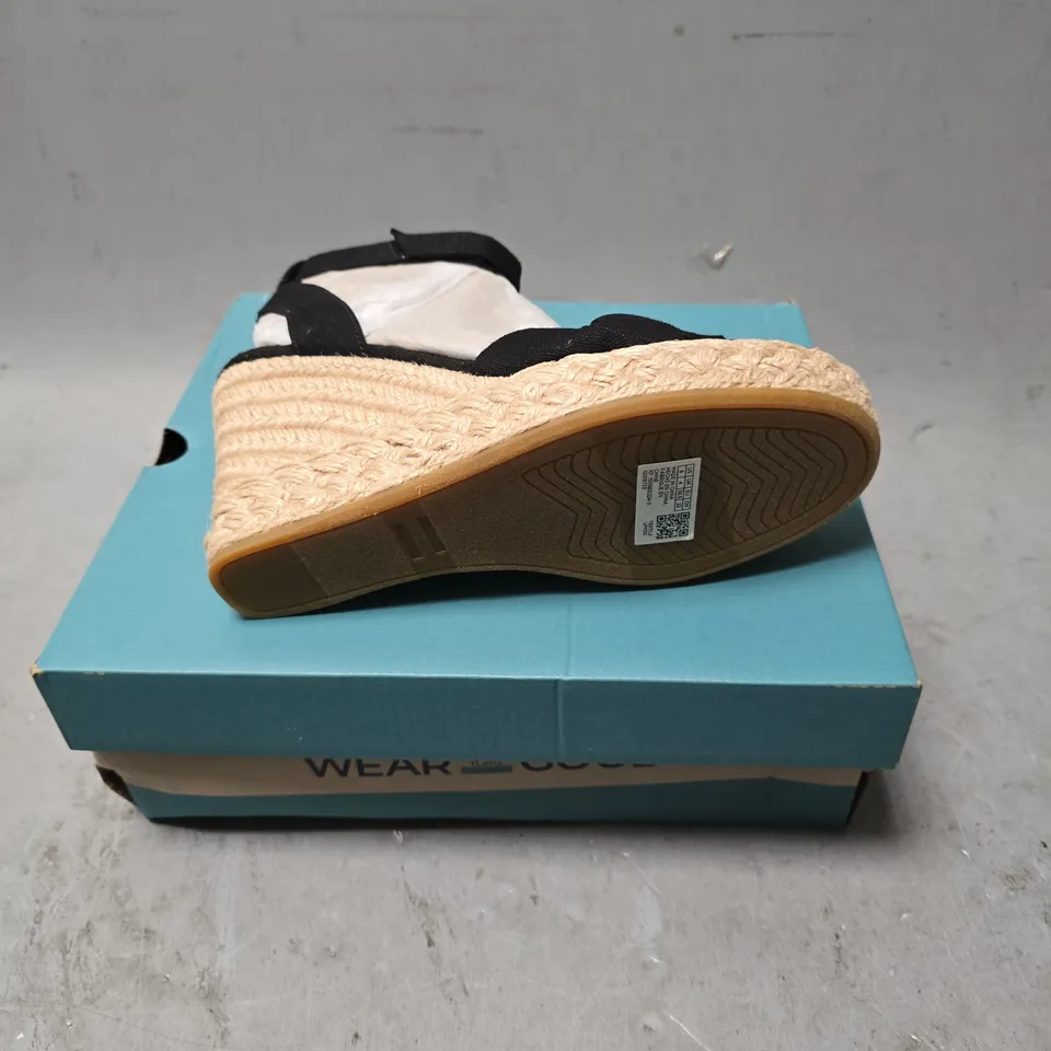 BOXED PAIR OF TOMS MARISELA BLACK SLUBBY WOVEN SHOES - 4