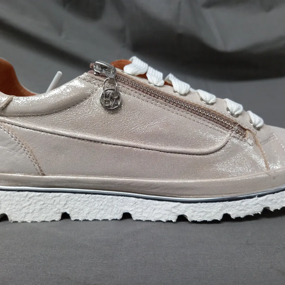 BOXED PAIR OF MODA IN PELLE AIELA TRAINERS IN ROSE GOLD SIZE 7