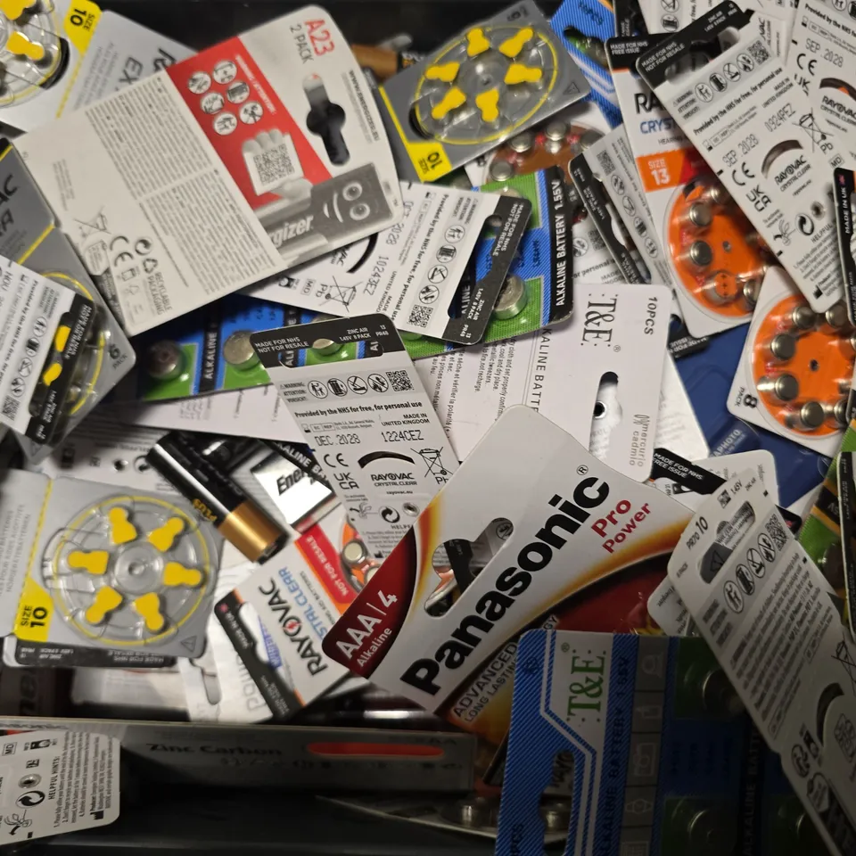 APPROXIMATELY 15 ASSORTED BATTERYS TO INCLUDE -PANASONIC AA , HIQUICK AA , PROCELL AA ETC
