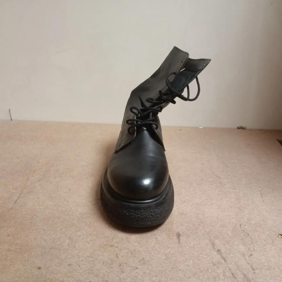 BOXED PAIR OF ASOS DESIGN BOOTS IN BLACK SIZE 6