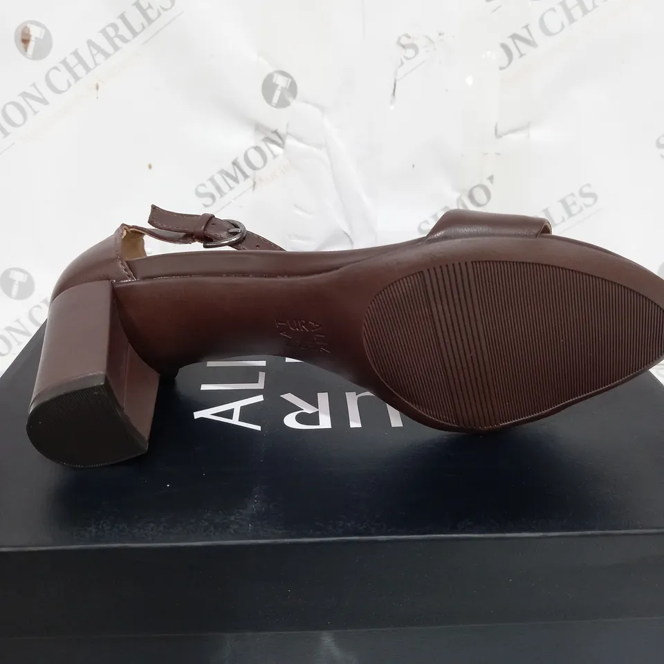 BOXED PAIR OF ALIZER NATURE SIZE 6 TAN SANDAL 