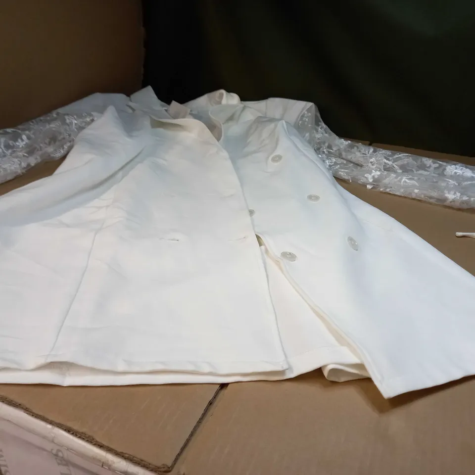 DESIGNER WHITE/LACED SLEEVED BLAZER DRESS - SIZE 20