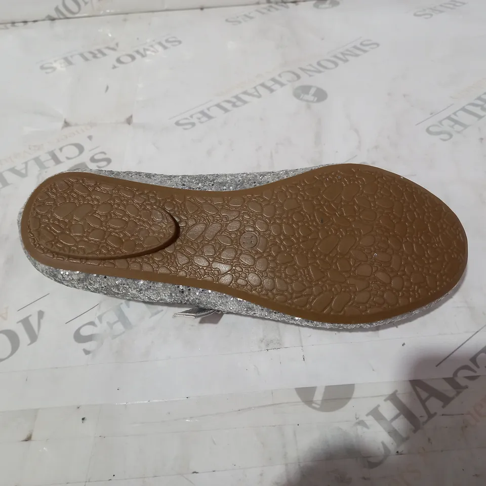 AUGUST SHOES SPARKLEY SILVER SLIPPER SIZE 11