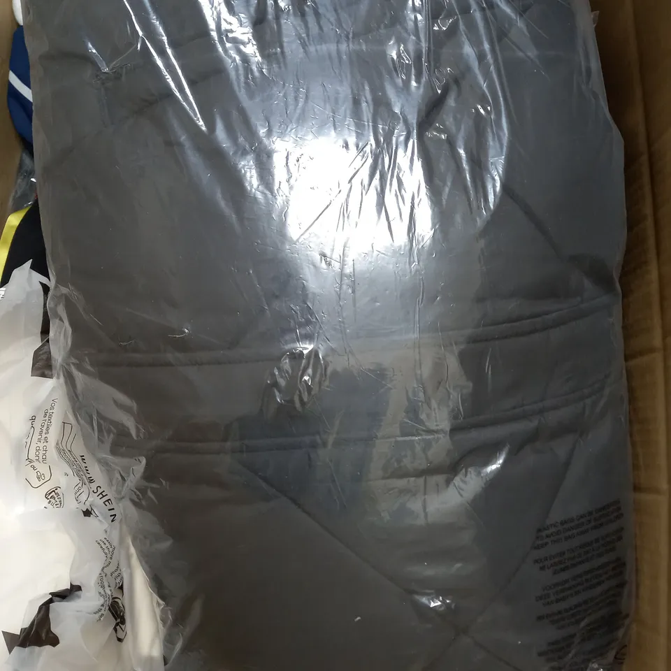 BOX OF APPROXIMATELY 22 ASSORTED CLOTHING ITEMS TO INCUDE - HOODIE , BEANIE , T-SHIRT ETC