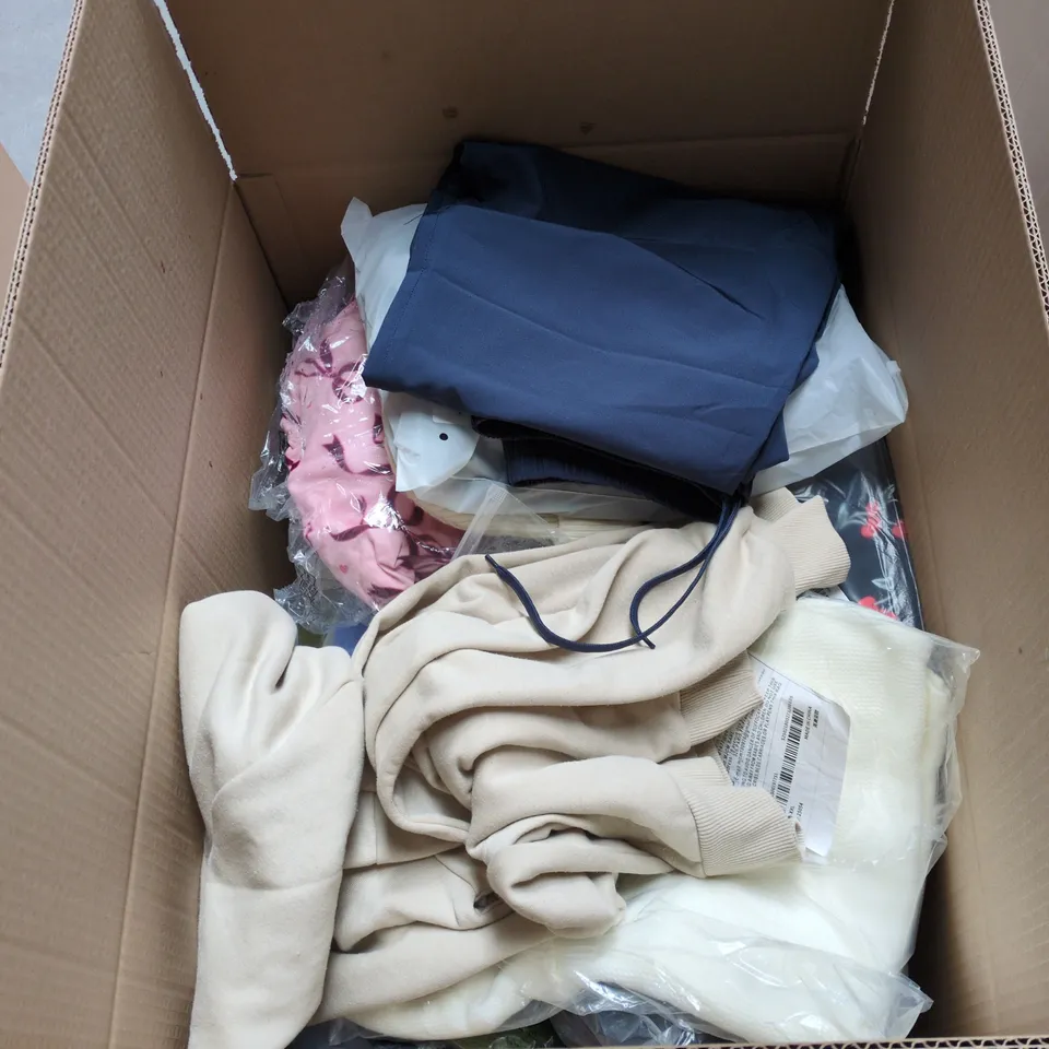 BOX OF APPROXIMATELY 20 ASSORTED CLOTHING ITEMS TO INCLUDE BLUE TRACKSUIT BOTTOMS, CREAM JUMPER, BOOHOO HOODIE ETC