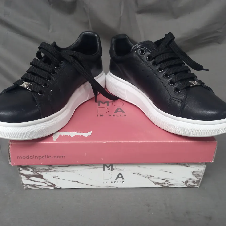 BOXED PAIR OF MODA IN PELLE BRIDGETTE TRAINERS IN BLACK SIZE 7