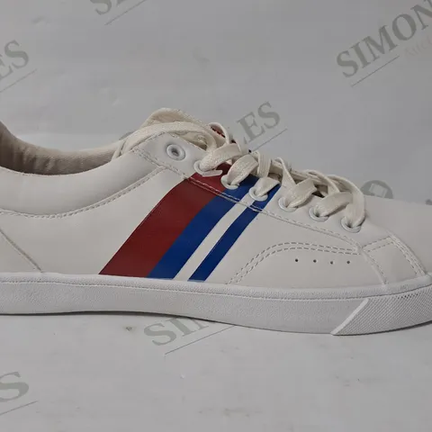 PAIR OF TOPMAN SCORE STRIPE IN WHITE TRAINERS - UK 9 