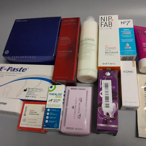 LOT OF APPROXIMATELY 25 ASSORTED HEALTH AND BEAUTY ITEMS TO INCLUDE NIP+FAB, YORKSHIRE CO SOAP AND CLARINS BB DETOX FLUID