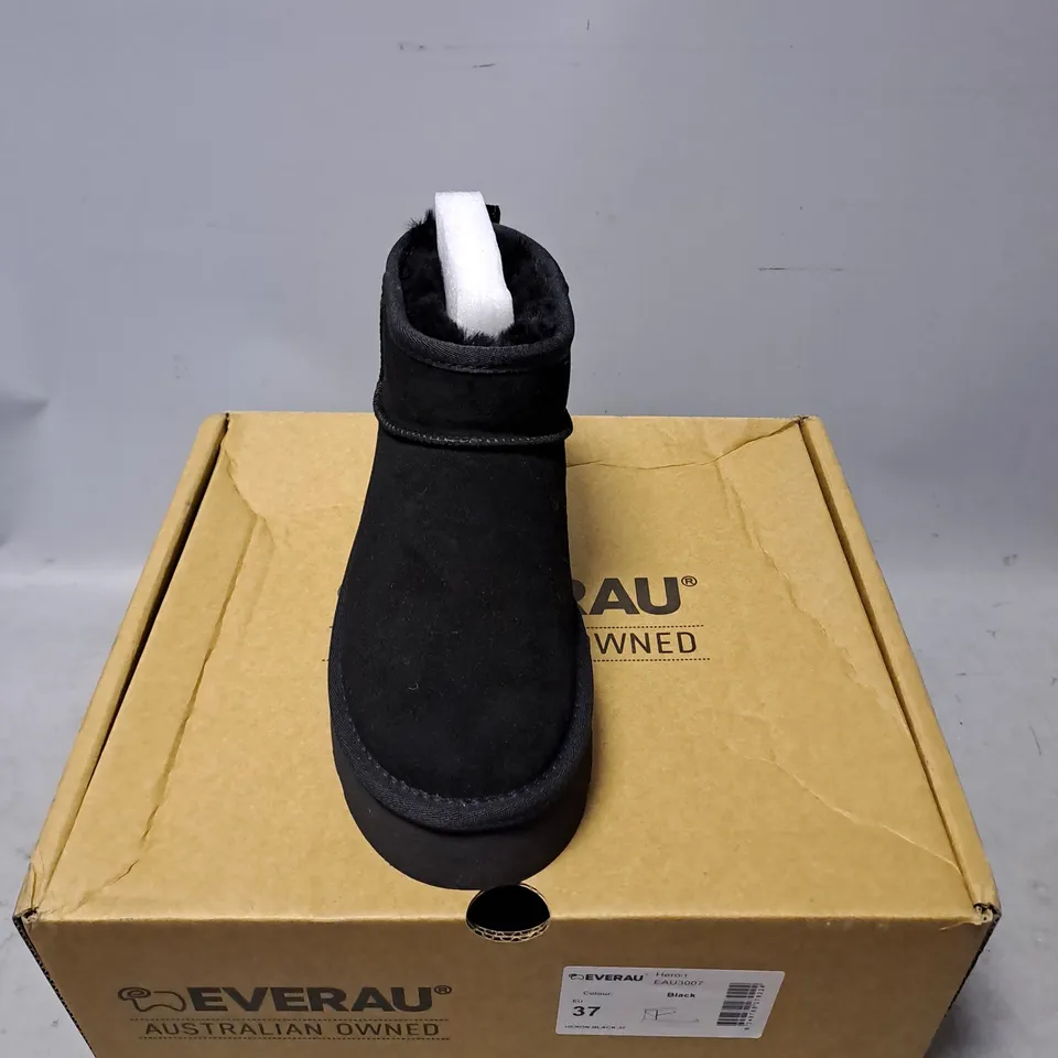 BOXED PAIR OF EVERAU HERON LINED BOOT IN BLACK SIZE 4