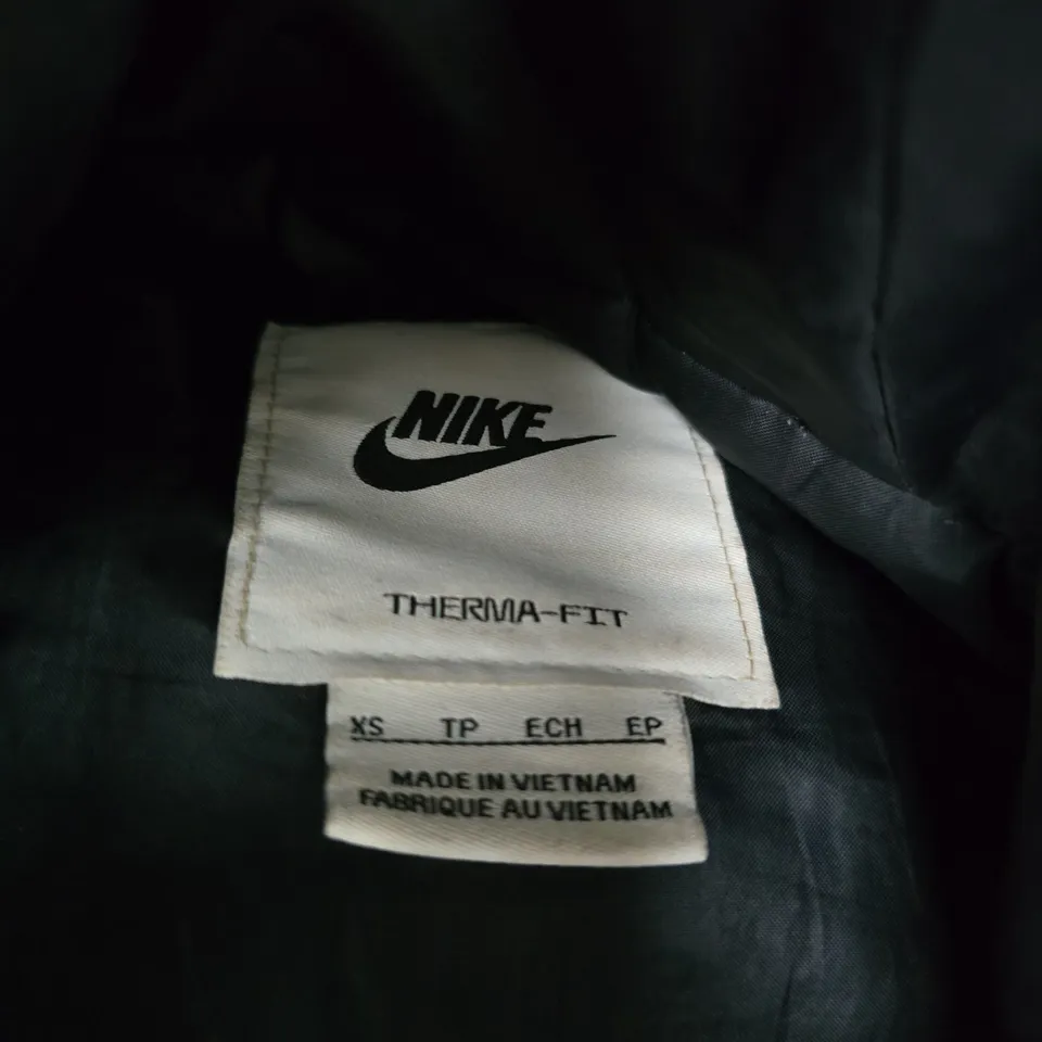 NIKE THERMA-FIT JACKET, BLACK – HOODED QUILTED PUFFER, XS (UK 6–8)