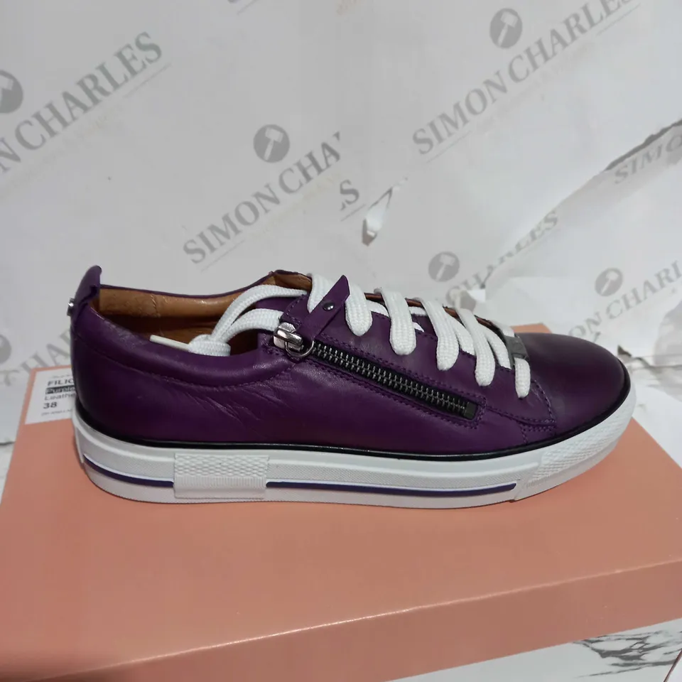 BOXED PAIR OF MODA IN PELLE FILICIA TRAINERS IN PURPLE SIZE 5