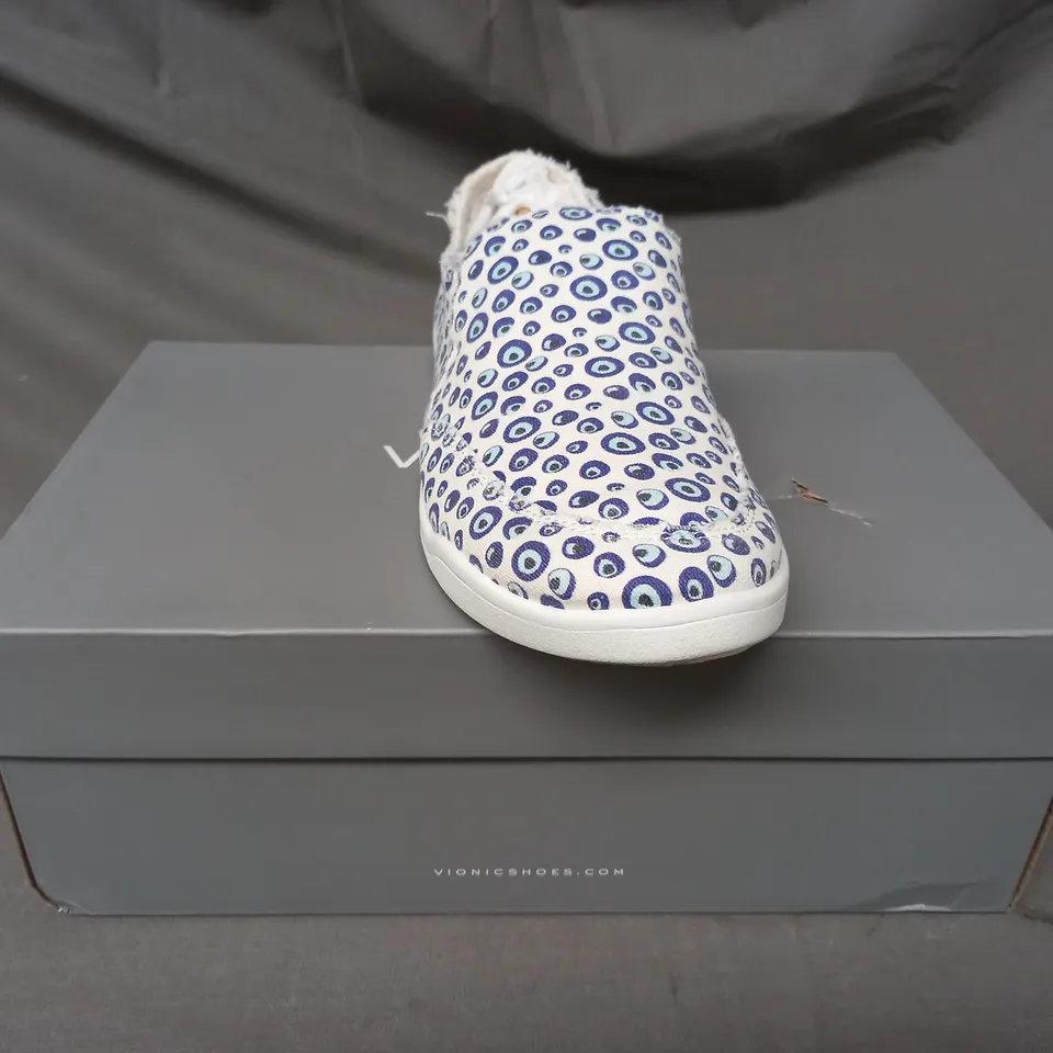 BOXED PAIR OF VIONIC BEACH SLIP-ON SHOES IN WHITE/BLUE SIZE 7