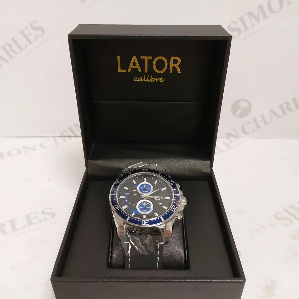 MEN’S LATOR CALIBRE L9180 CHRONOGRAPH WATCH – 42 MM CASE – BLACK DIAL WITH BLUE DETAILING – LEATHER STRAP – CHRONOGRAPH MOVEMENT WITH DATE FUNCTION -