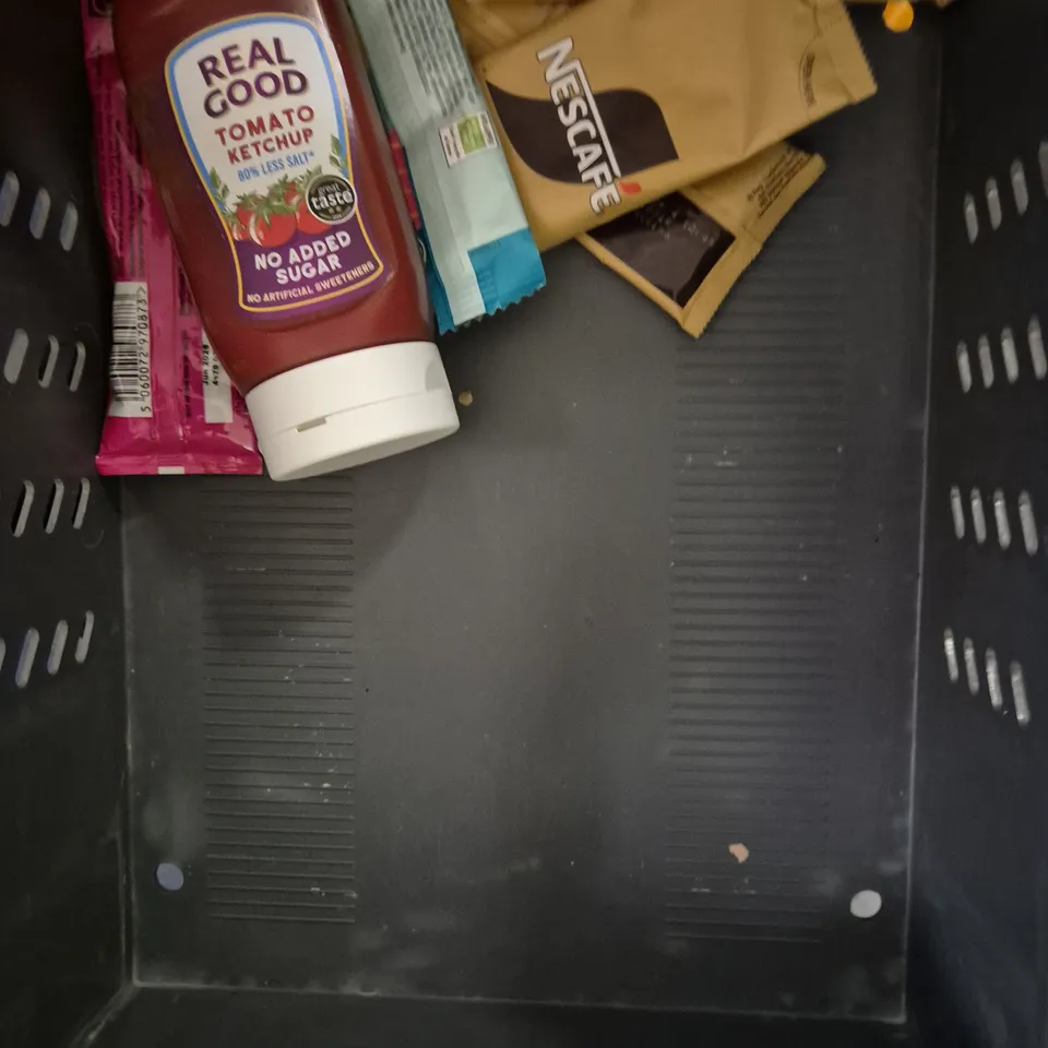 APPROXIMATELY 15 ASSORTED FOOD AND DRINK PRODUCTS TO INCLUDE - ALLPRESS ESPRESSO - GREEN & BLACK CHOCOLATE - YORKSHIRE TEA BAGS - ETC - COLLECTION ONLY